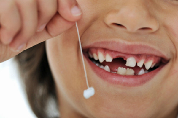 Làm sao nhổ răng sữa cho trẻ mà không bị đau? 