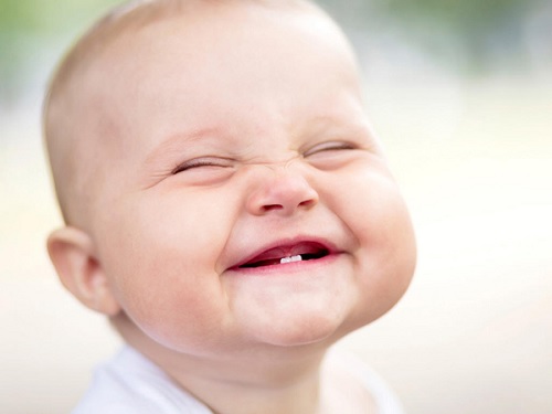 Trẻ mọc răng sớm nhất là mấy tháng ?
