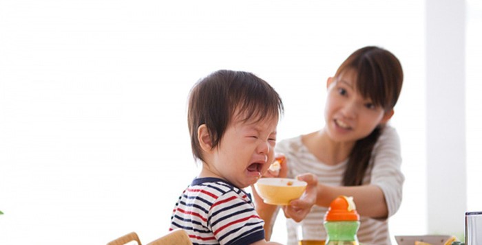 Bé thường có biểu hiện bỏ bú hoặc chán ăn, do việc mọc răng gây khó chịu cho bé.